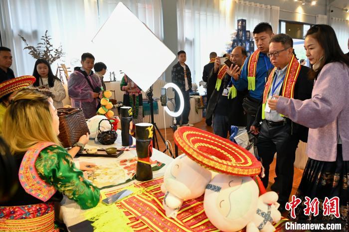 東盟國家媒體記者了解雪峰山非遺出海直播?！堊?攝