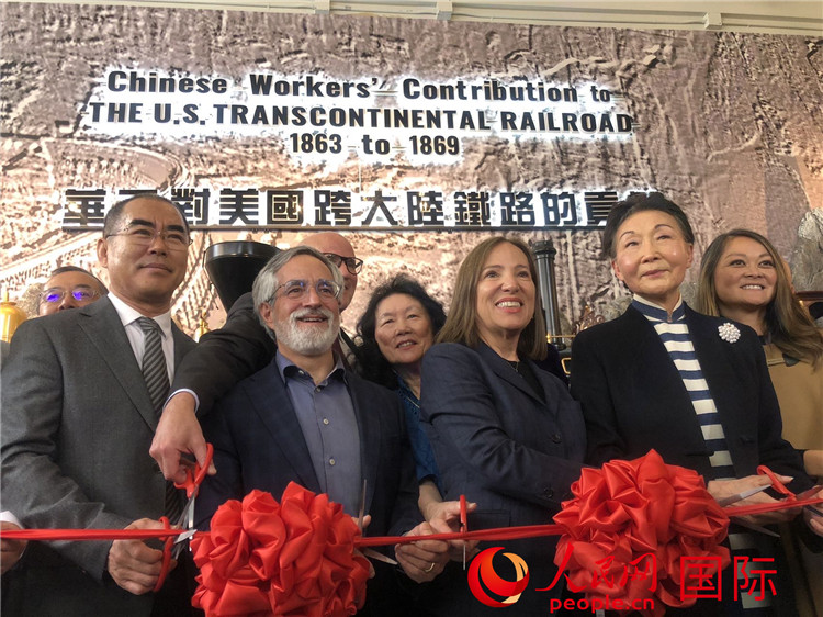 圖為（從右到左）方李邦琴、加州副州長(zhǎng)康依蓮、舊金山市議長(zhǎng)佩斯金、中國(guó)駐舊金山副總領(lǐng)事潘慶江在剪彩。人民網(wǎng)記者 鄧圩攝