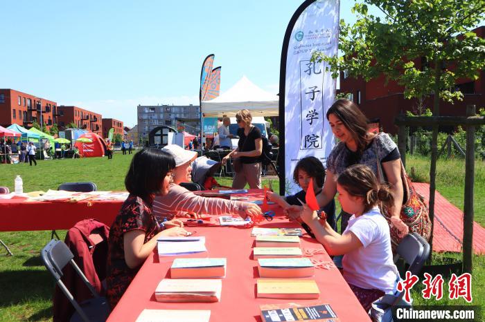 孩子們在工作坊學(xué)習(xí)剪紙。　魯汶孔子學(xué)院供圖