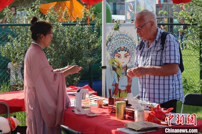 當(dāng)?shù)孛癖妳⒓又袊杞榻B和品茶活動?！◆斻肟鬃訉W(xué)院供圖