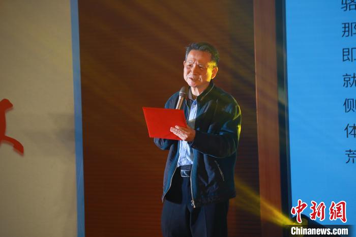 臺灣詩人白靈帶來了一首自創(chuàng)的詩歌《大戈壁》?！￠}南師范大學(xué)供圖