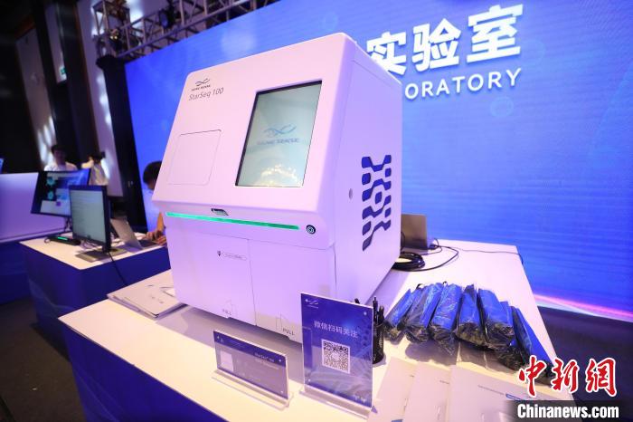 圖為發(fā)布會上展示的科技產(chǎn)品?！±祖I 攝