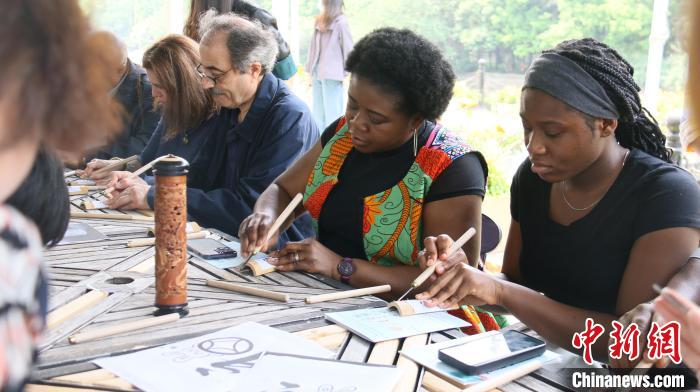 外交官們體驗嘉定竹刻?！∪A東師范大學(xué)供圖