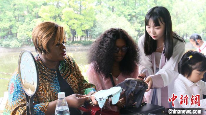 外交官們體驗做團扇?！∪A東師范大學(xué)供圖