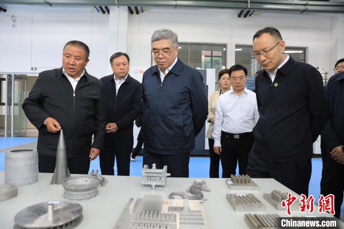 民進(jìn)中央常務(wù)副主席朱永新率調(diào)研組赴四川開展重點(diǎn)考察調(diào)研。圖為在四川工程職業(yè)技術(shù)學(xué)院考察調(diào)研?！∶襁M(jìn)中央供圖