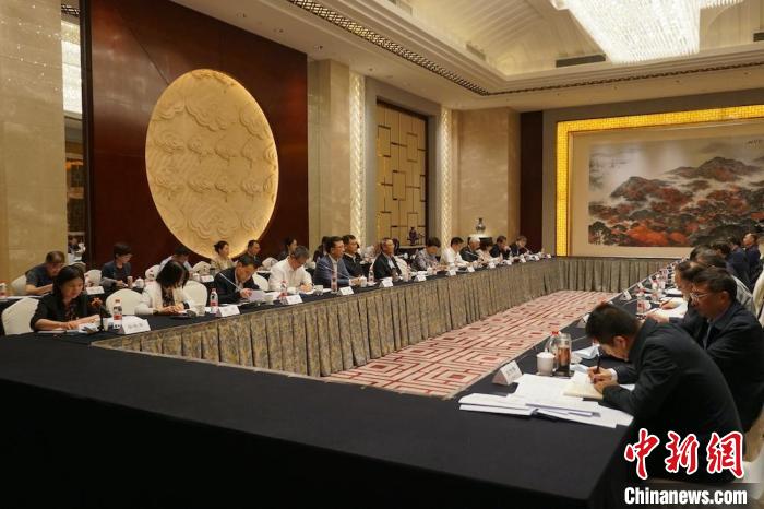 民進(jìn)中央主席蔡達(dá)峰近日率調(diào)研組赴江蘇開展重點(diǎn)考察調(diào)研。圖為在調(diào)研座談會(huì)現(xiàn)場?！∶襁M(jìn)中央供圖