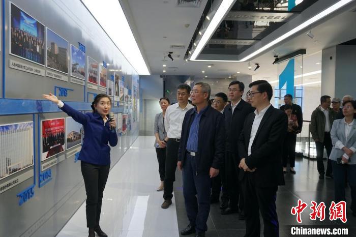 民進(jìn)中央主席蔡達(dá)峰近日率調(diào)研組赴江蘇開展重點(diǎn)考察調(diào)研。圖為在江陰實(shí)地考察雙良集團(tuán)有限公司。　孫權(quán) 攝