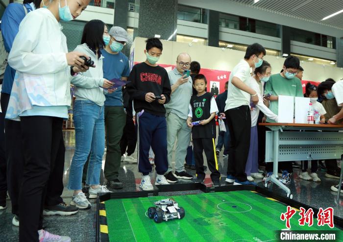 中科院計(jì)算所“神計(jì)妙算”公眾科學(xué)日活動現(xiàn)場?！≈锌圃河?jì)算所 供圖