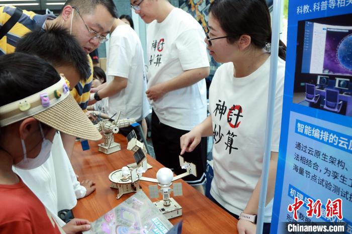 中科院計(jì)算所“神計(jì)妙算”公眾科學(xué)日活動現(xiàn)場?！≈锌圃河?jì)算所 供圖