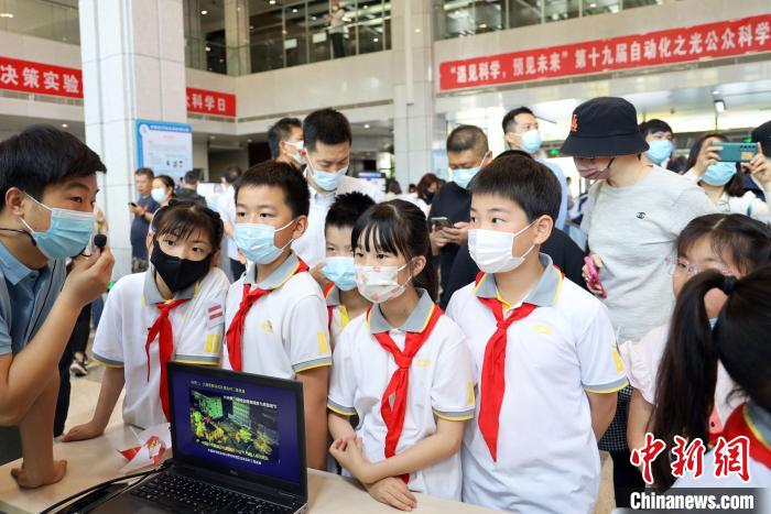 中科院自動化所“自動化之光”公眾科學(xué)日活動現(xiàn)場?！≈锌圃鹤詣踊?供圖