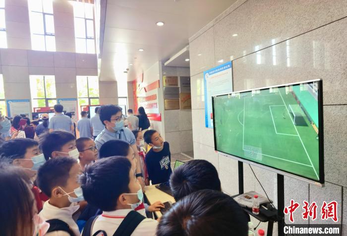 中科院自動化所“自動化之光”公眾科學(xué)日活動現(xiàn)場。　中科院自動化所 供圖