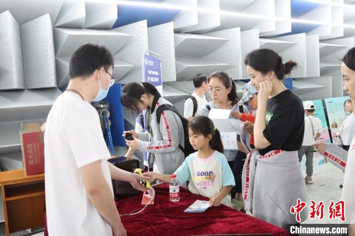 中科院聲學(xué)所公眾科學(xué)日活動現(xiàn)場?！≈锌圃郝晫W(xué)所 供圖