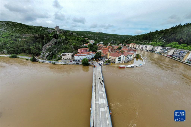 這是5月15日在克羅地亞奧布羅瓦茨拍攝的雨后水位暴漲的茲爾馬尼亞河。新華社發(fā)（Pixsell圖片社/西梅·澤利克攝）