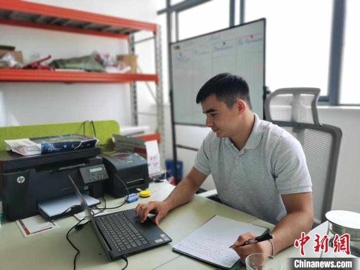 李浩宇正在辦公?！↑h田野 攝