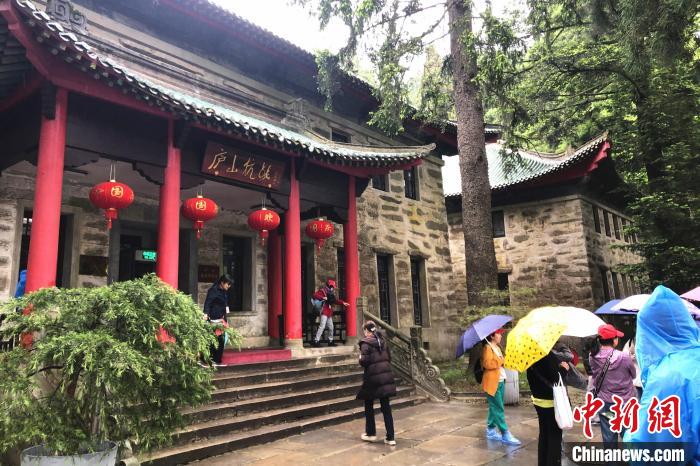 圖為在廬山抗戰(zhàn)博物館外，有不少等待參觀的游客。　吳鵬泉 攝