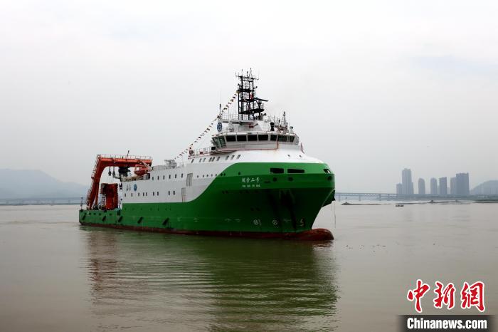 圖為“探索二號”科考船?！堑ぜt 攝