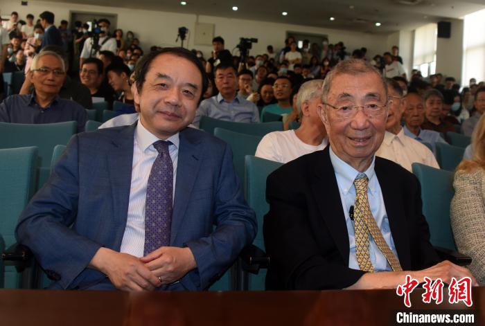 高能論壇開始前，丁肇中先生(右)與主持論壇的中科院高能所所長(zhǎng)王貽芳院士合影?！?lt;a target='_blank' href='/'><p  align=