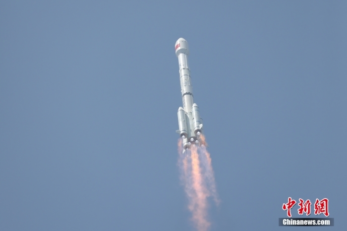 5月17日10時(shí)49分，我國在西昌衛(wèi)星發(fā)射中心用長征三號(hào)乙運(yùn)載火箭，成功發(fā)射第五十六顆北斗導(dǎo)航衛(wèi)星。該衛(wèi)星屬地球靜止軌道衛(wèi)星，是我國北斗三號(hào)工程的首顆備份衛(wèi)星。入軌并完成在軌測試后，將接入北斗衛(wèi)星導(dǎo)航系統(tǒng)。此次發(fā)射是北斗三號(hào)工程高密度組網(wǎng)之后，時(shí)隔3年的首發(fā)任務(wù)。朱磊 攝