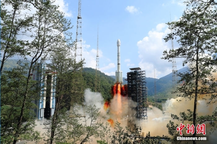 5月17日10時(shí)49分，我國在西昌衛(wèi)星發(fā)射中心用長征三號(hào)乙運(yùn)載火箭，成功發(fā)射第五十六顆北斗導(dǎo)航衛(wèi)星。該衛(wèi)星屬地球靜止軌道衛(wèi)星，是我國北斗三號(hào)工程的首顆備份衛(wèi)星。入軌并完成在軌測試后，將接入北斗衛(wèi)星導(dǎo)航系統(tǒng)。此次發(fā)射是北斗三號(hào)工程高密度組網(wǎng)之后，時(shí)隔3年的首發(fā)任務(wù)。楊志遠(yuǎn) 攝