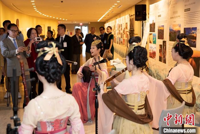 當(dāng)?shù)貢r(shí)間5月19日，中國(guó)常駐聯(lián)合國(guó)代表團(tuán)、中國(guó)文化和旅游部、泉州市人民政府在紐約聯(lián)合國(guó)總部聯(lián)合舉辦“茶和天下·雅集”主題展覽和招待會(huì)。圖為展覽現(xiàn)場(chǎng)泉州南音表演。 <a target='_blank' href='/' _fcksavedurl='/'><p  align=