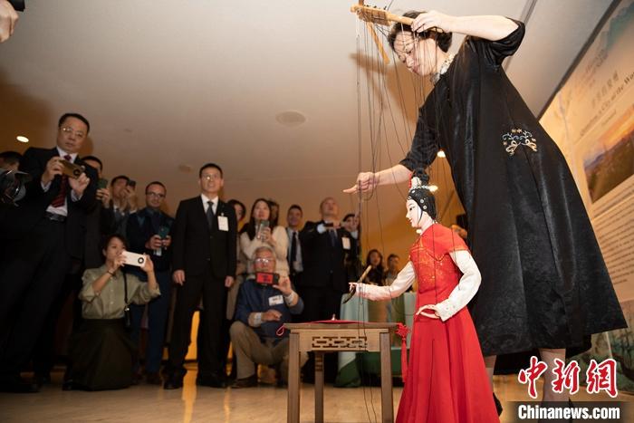 當(dāng)?shù)貢r(shí)間5月19日，中國(guó)常駐聯(lián)合國(guó)代表團(tuán)、中國(guó)文化和旅游部、泉州市人民政府在紐約聯(lián)合國(guó)總部聯(lián)合舉辦“茶和天下·雅集”主題展覽和招待會(huì)。圖為展覽表演泉州提線木偶寫書法。 <a target='_blank' href='/' _fcksavedurl='/'><p  align=