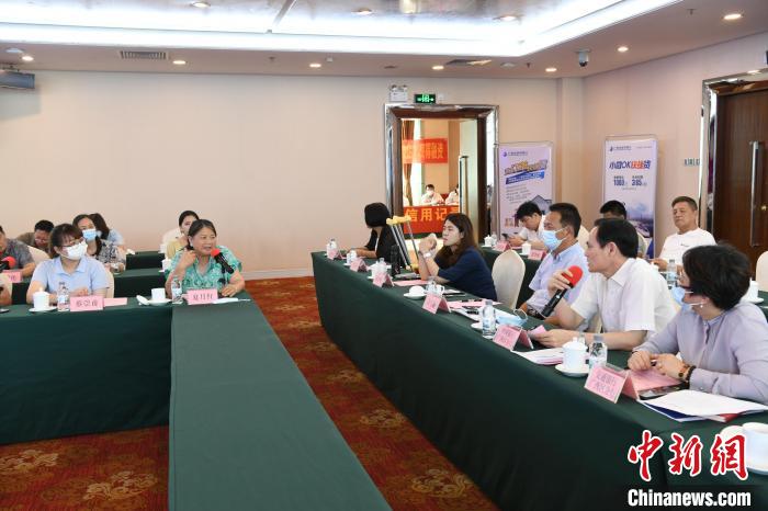 圖為中國(guó)銀行廣西分行代表在回應(yīng)桂林歸義生態(tài)農(nóng)業(yè)有限公司總經(jīng)理夏月紅的貸款需求?！∈Y雪林 攝