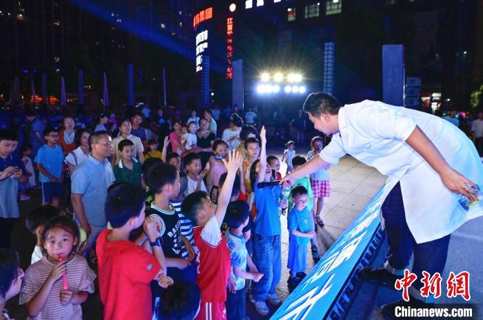 2023年鷹潭市“好奇心”科普節(jié)吸引了不少孩子踴躍參與?！≈鬓k方 供圖