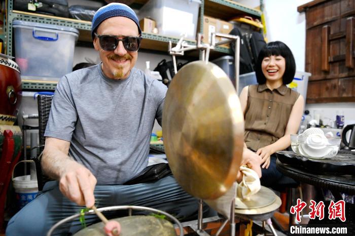 代表團(tuán)成員在漳州木偶表演館開展文化藝術(shù)交流活動(dòng)?！埥鸫?攝