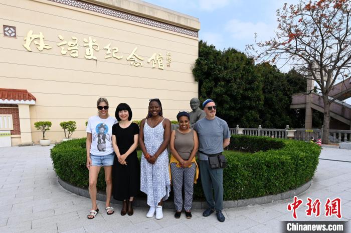 代表團(tuán)成員參訪林語堂紀(jì)念館?！埥鸫?攝