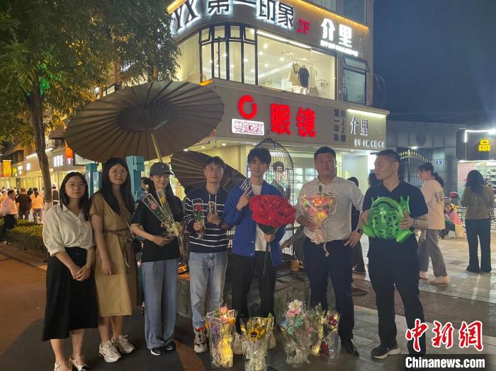 在東陽橫店，宣講團導(dǎo)師、成員與橫店演員(右三)合影?！?東陽市融媒體中心 供圖