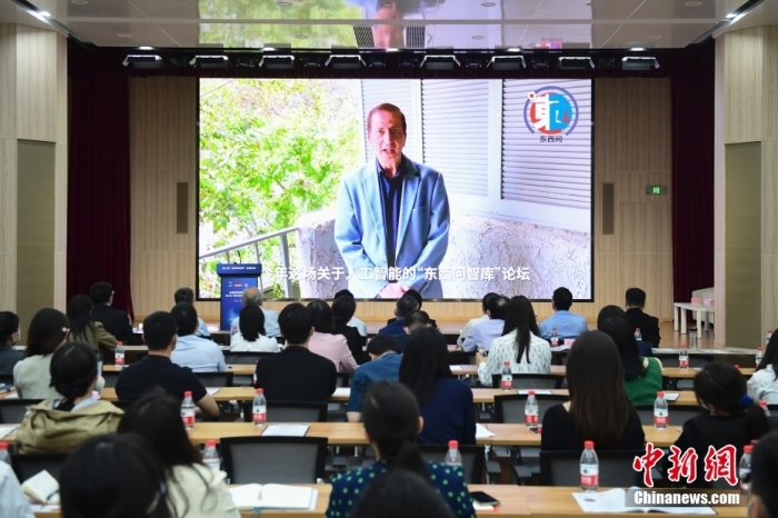 5月30日，<a target='_blank' href='/'>中新社</a>第二屆“東西問智庫”主題論壇在北京舉行，多位中外專家圍繞“AI革命與文明進化”展開討論。圖為美國加州理工學院電氣工程和計算機科學教授、人工智能專家亞瑟·阿布-穆斯塔法通過視頻在論壇上作主旨演講。<a target='_blank' href='/'>中新社</a>記者 田雨昊 攝