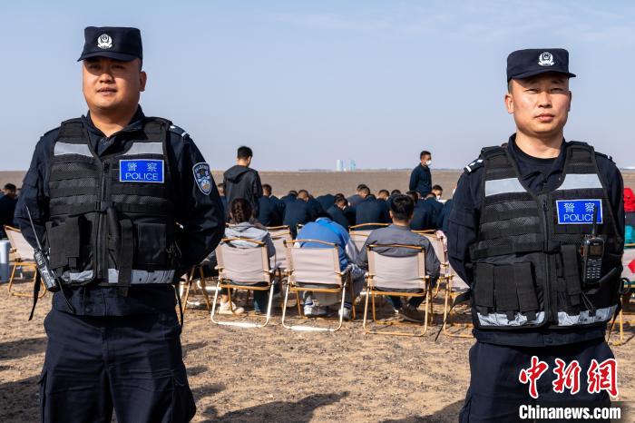 圖為承擔(dān)神舟十六號(hào)載人飛船安保任務(wù)的移民管理警察?！∨ｖ?攝