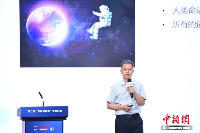 5月30日，<a target='_blank' href='/'>中新社</a>第二屆“東西問智庫”主題論壇在北京舉行，多位中外專家圍繞“AI革命與文明進化”展開討論。圖為北京大學新聞與傳播學院教授胡泳在論壇上作主旨演講。<a target='_blank' href='/'>中新社</a>記者 田雨昊 攝