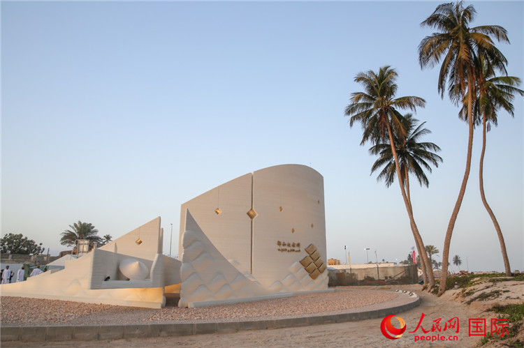 圖為位于阿曼塞拉萊市的鄭和紀(jì)念碑。人民網(wǎng)記者 任皓宇攝