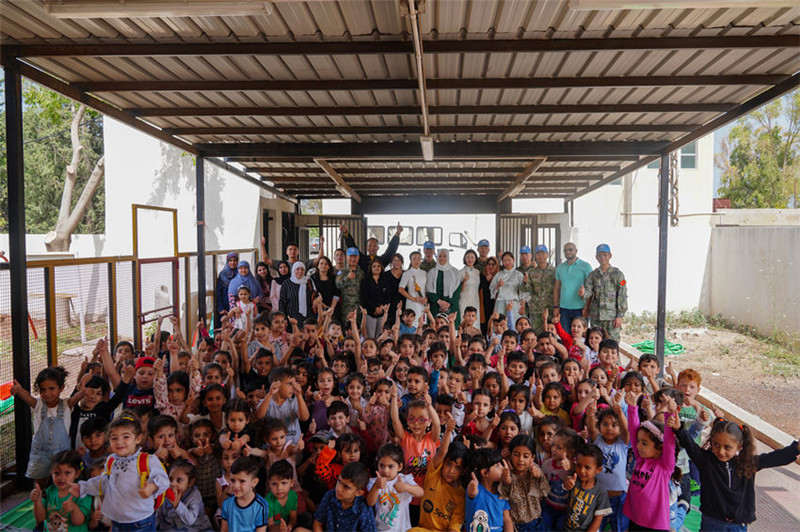 當(dāng)?shù)貢r(shí)間5月30日，黎巴嫩南部庫雷拉公立小學(xué)，“六一”國際兒童節(jié)前夕，中國第21批赴黎維和多功能工兵分隊(duì)官兵看望慰問學(xué)校師生，并開展文化交流活動(dòng)，圖為我維和官兵同師生合影。李竹林?jǐn)z