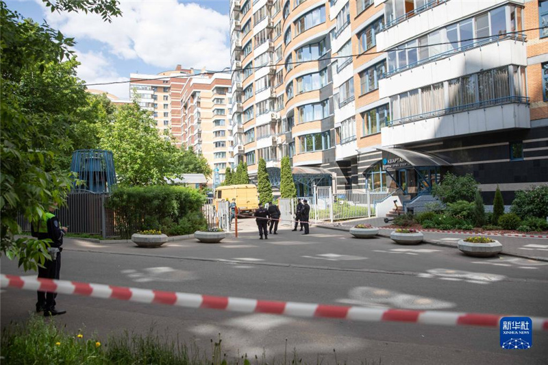 5月30日，警察在俄羅斯首都莫斯科的樓房遭襲現(xiàn)場警戒。新華社記者白雪騏攝