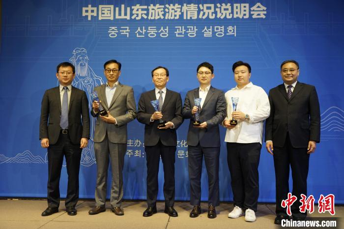 為“好客山東”旅游大使授牌?！⑿?攝