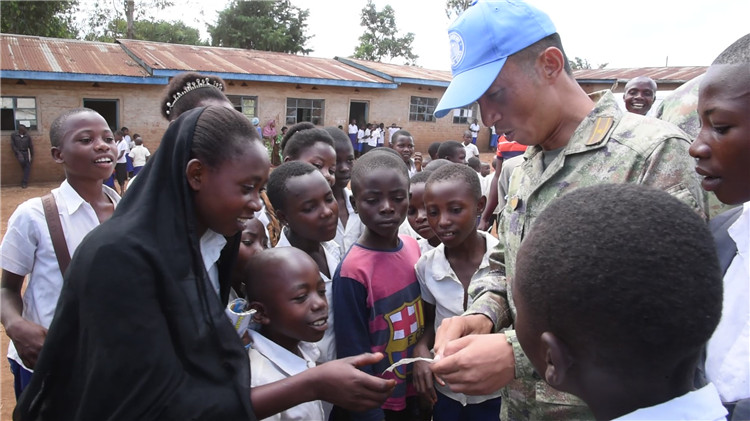 孩子們迎接維和官兵的到來。王錦偉攝