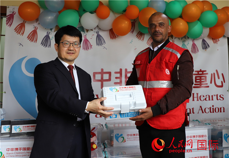 李健大使向孤兒院負(fù)責(zé)人移交捐贈(zèng)物資。人民網(wǎng)記者 王傳寶攝