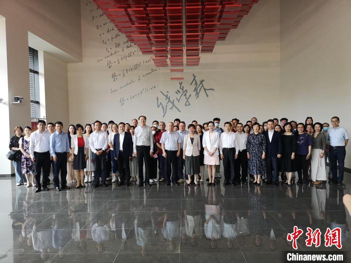 上海僑界人士參觀上海交通大學(xué)錢學(xué)森圖書館?！》队畋?攝