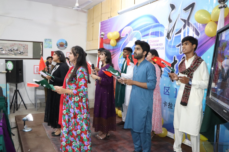 “漢語橋”世界大學(xué)生中文比賽卡拉奇賽區(qū)決賽現(xiàn)場，參賽選手共同演唱中文歌曲?？ɡ娲髮W(xué)孔子學(xué)院供圖