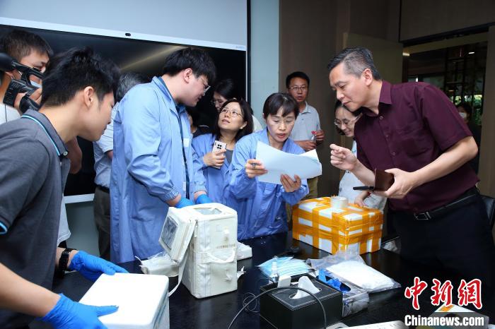 科研人員清點(diǎn)、查看隨神舟十五號(hào)返回地面的空間科學(xué)實(shí)驗(yàn)樣品。　中科院空間應(yīng)用中心 供圖