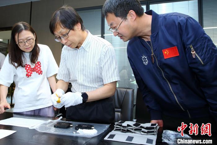 科研人員查看隨神舟十五號(hào)返回地面的空間科學(xué)實(shí)驗(yàn)樣品?！≈锌圃嚎臻g應(yīng)用中心 供圖