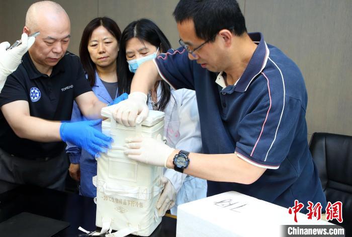 科研人員查看隨神舟十五號(hào)返回地面的空間科學(xué)實(shí)驗(yàn)樣品?！≈锌圃嚎臻g應(yīng)用中心 供圖