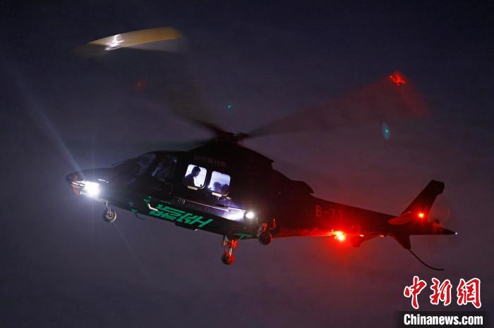 6月3日晚，游客乘坐上海新空直升機(jī)有限公司直升機(jī)開啟鳥瞰黃浦江空中圓夢(mèng)之旅?！∫罅⑶?攝