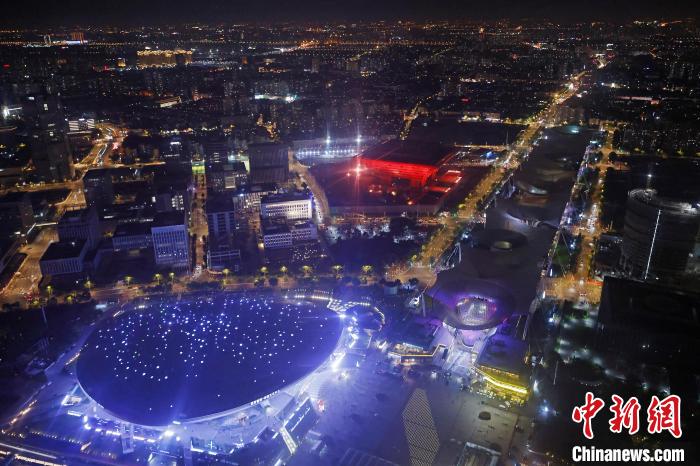 6月3日晚，鳥瞰上海黃浦江兩岸城市夜景。　殷立勤 攝