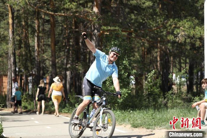 當(dāng)?shù)貢r(shí)間4日，哈外交部副部長(zhǎng)羅曼·瓦西連科在騎行活動(dòng)中?！喰琶貢幑﹫D