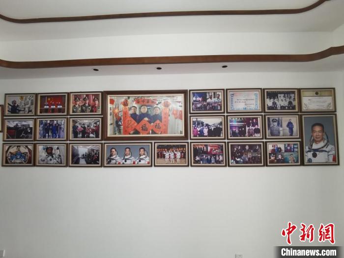 家中的照片墻上，新增了費(fèi)俊龍此次飛天的照片?！＄娚?攝