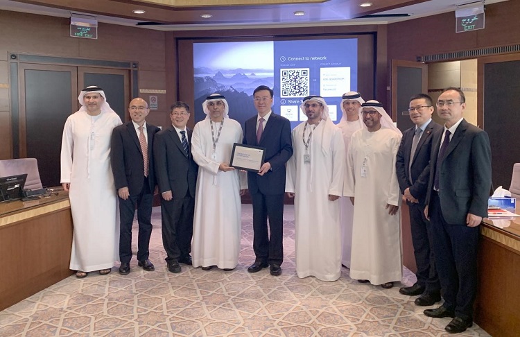 圖為阿布扎比陸上石油公司代表向中企頒發(fā)6600萬安全工時證書。中國石油工程建設(shè)有限公司供圖