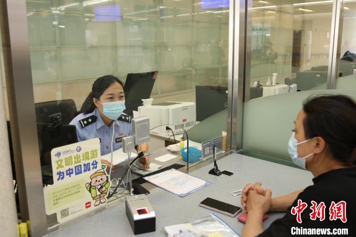 2023年1月9日至5月31日，上海市公安出入境管理部門共受理中國公民出入境證件228.5萬證次?！∩虾Ｊ泄簿止﹫D